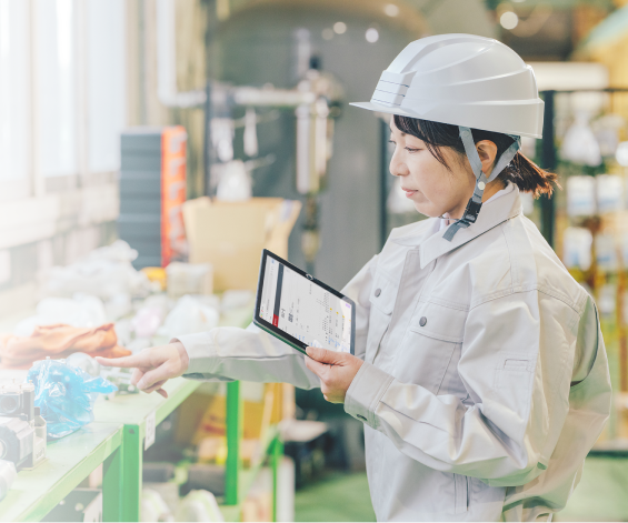 タブレットを手にした作業員