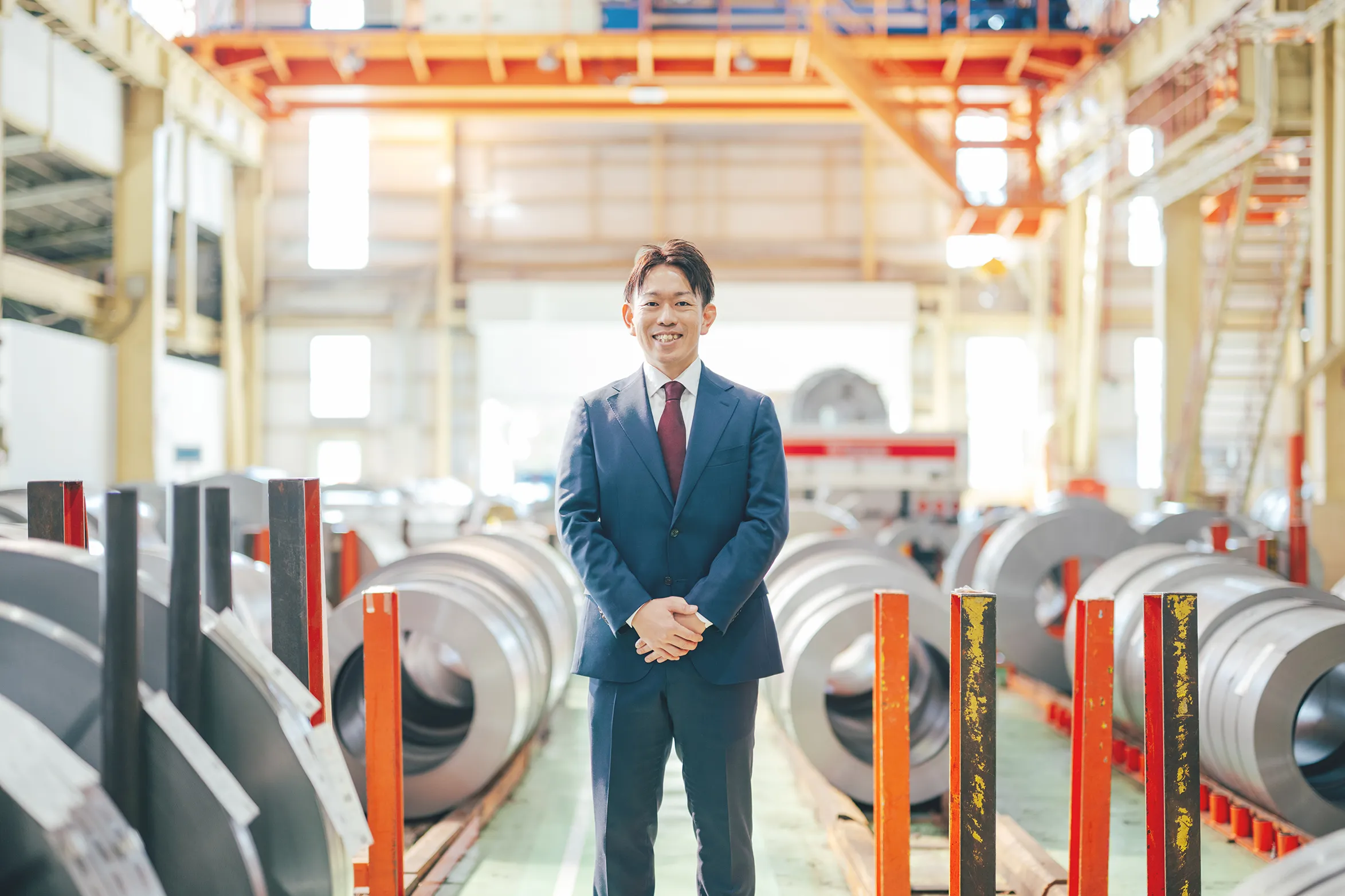 工場でのインタビュー風景の写真